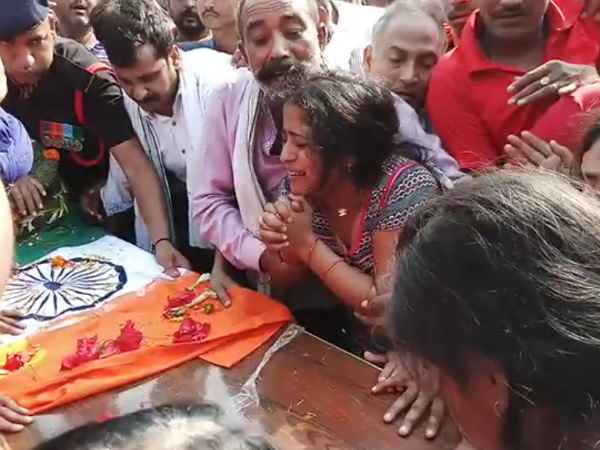 मुख्यमंत्री के आने की मांग करते हुए रोकी गई अंतिम यात्रा