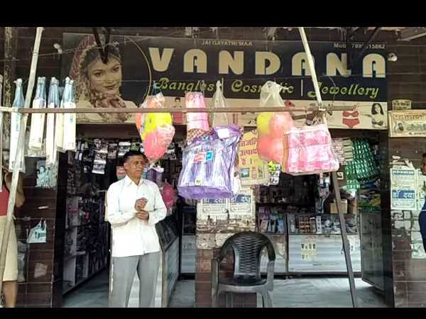 A thief invited shopkeeper for party after theft in Agra A thief invited shopkeeper for party after theft in Agra