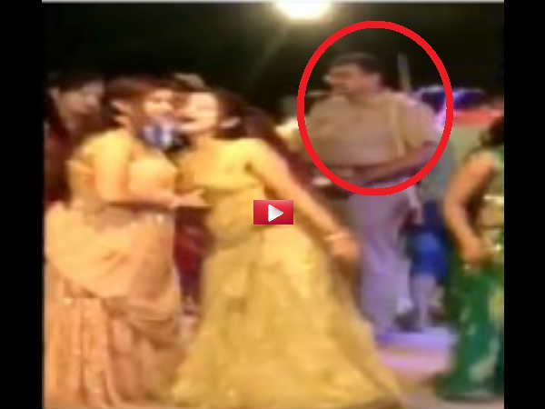 VIDEO: बार बालाओं संग ठुमाके लगा रहा था यूपी का यह रंगीन मिजाज सिपाही, दिल टूट गया गाने पर की नोटो की बारिश VIDEO: बार बालाओं संग ठुमाके लगा रहा था यूपी का यह रंगीन मिजाज सिपाही, दिल टूट गया गाने पर की नोटो की बारिश