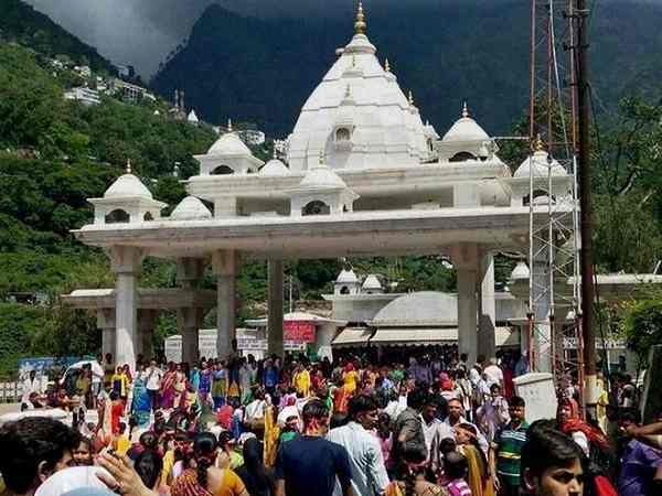 Vaishno Devi Yatra stopped due to heavy traffic of devotees Vaishno Devi Yatra stopped due to heavy traffic of devotees