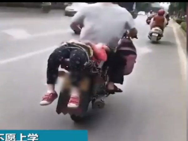 china father tied her daughter on bike and left to school china father tied her daughter on bike and left to school