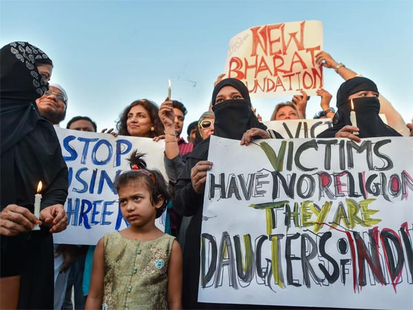 मंदिर में लड़की छुपाना मुश्किल