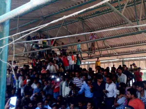 Public climbed on shade pipe to see CM Yogi in Shahjahanpur Public climbed on shade pipe to see CM Yogi in Shahjahanpur