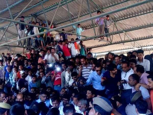 Public climbed on shade pipe to see CM Yogi in Shahjahanpur Public climbed on shade pipe to see CM Yogi in Shahjahanpur