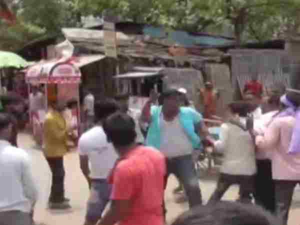 contractor shows the gun and ran away from the grip of auto drivers contractor shows the gun and ran away from the grip of auto drivers