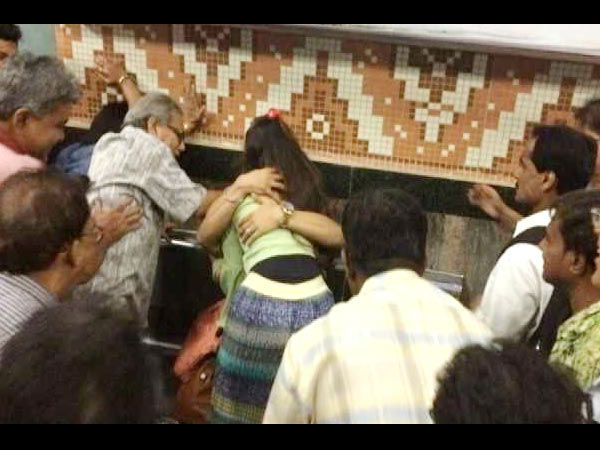 Couple Abused, Beaten For Standing Too Close Inside Kolkata Metro Couple Abused, Beaten For Standing Too Close Inside Kolkata Metro