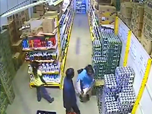 Women thieves stolen stuff in her skirt, caught by shopkeeper Women thieves stolen stuff in her skirt, caught by shopkeeper