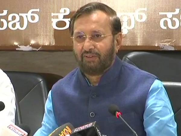 कांग्रेस की स्ट्रेटजी थूको और भागो वाली: प्रकाश जावडेकर कांग्रेस की स्ट्रेटजी थूको और भागो वाली: प्रकाश जावडेकर