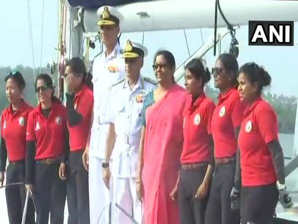 INS तारिणी का गोवा में रक्षामंत्री ने किया वेलकम INS तारिणी का गोवा में रक्षामंत्री ने किया वेलकम