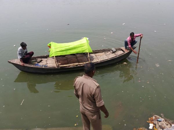 गांववालों के साथ साइकिल से आए थे बच्चे