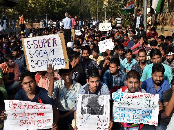 SSC पेपर लीक केस: CBI ने 12 ठिकानों पर कार्रवाई की शुरू SSC पेपर लीक केस: CBI ने 12 ठिकानों पर कार्रवाई की शुरू
