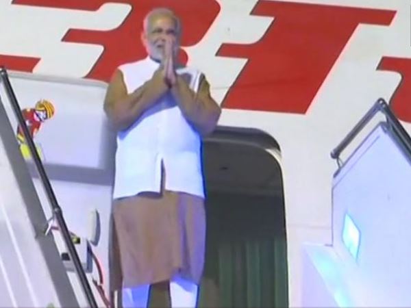 तीन देशों की यात्रा पर निकले पीएम मोदी पहुंचे इंडोनेशिया तीन देशों की यात्रा पर निकले पीएम मोदी पहुंचे इंडोनेशिया