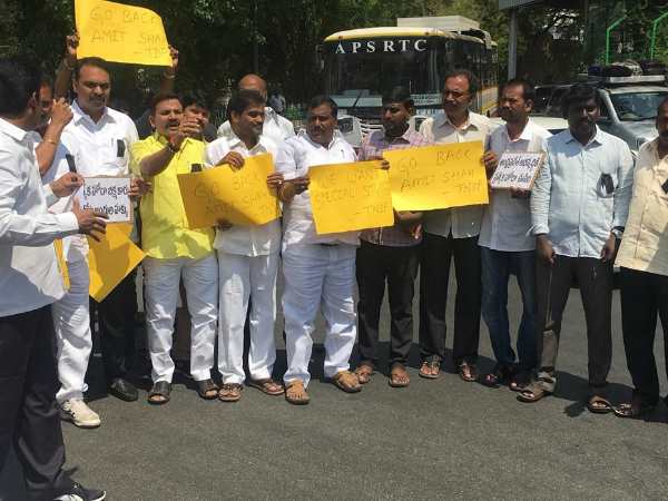 आंध्र प्रदेश में अमित शाह के काफिले पर हमला, फेंके गए पत्थर आंध्र प्रदेश में अमित शाह के काफिले पर हमला, फेंके गए पत्थर