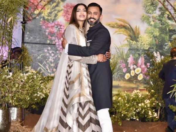 बॉलीवुड एक्ट्रेस सोनम कपूर मंगलवार को दिल्ली के बिजनेसमैन आनंद आहूजा के साथ आज शादी के बंधन में बंध गई हैं। दोनों ने गुरुद्वारे में पारंपरिक तरीके से शादी की। सोनम की आंटी कविता सिंह के पुश्तैनी बंगले रॉकडेल (बांद्रा) में जोड़ी के आनंद कारज की रस्में पूरी हुई। मंगलवार शाम को मुंबई में शादी के रिसेप्शन में बॉलीवुड और राजनीति जगत की जानी-मानी हस्तियां शामिल हुईं। बॉलीवुड एक्ट्रेस सोनम कपूर मंगलवार को दिल्ली के बिजनेसमैन आनंद आहूजा के साथ आज शादी के बंधन में बंध गई हैं। दोनों ने गुरुद्वारे में पारंपरिक तरीके से शादी की। सोनम की आंटी कविता सिंह के पुश्तैनी बंगले रॉकडेल (बांद्रा) में जोड़ी के आनंद कारज की रस्में पूरी हुई। मंगलवार शाम को मुंबई में शादी के रिसेप्शन में बॉलीवुड और राजनीति जगत की जानी-मानी हस्तियां शामिल हुईं।