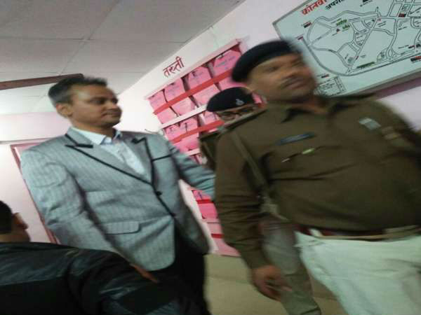 पत्नी को प्रताड़ित करता था अधिकारी