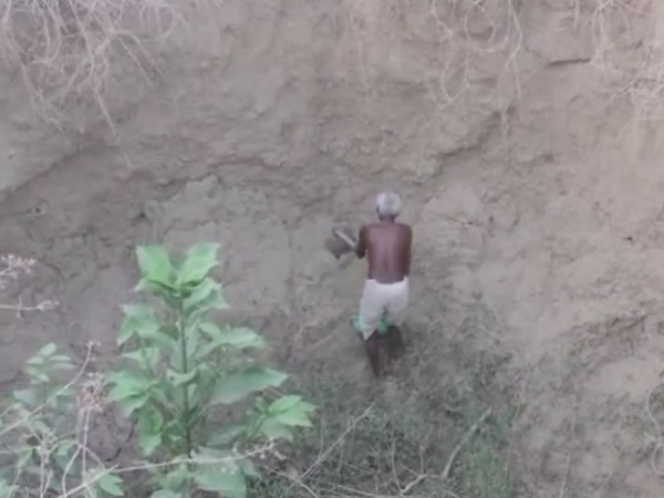 गांव में पिछले ढाई साल से पानी की समस्या