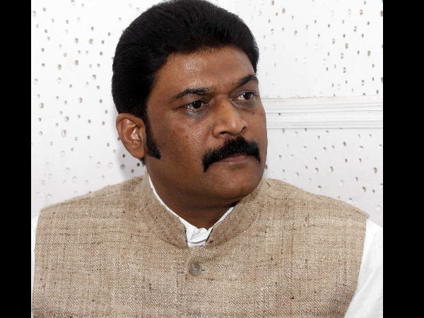 कांग्रेस के कद्दावर नेता डीके शिवकुमार ने आनंद सिंह को अपने पास बैठाया कांग्रेस के कद्दावर नेता डीके शिवकुमार ने आनंद सिंह को अपने पास बैठाया