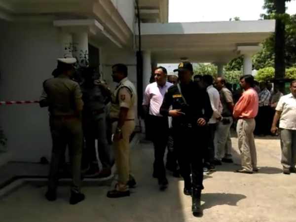 खून से लथपथ तड़प रहे थे साहनी