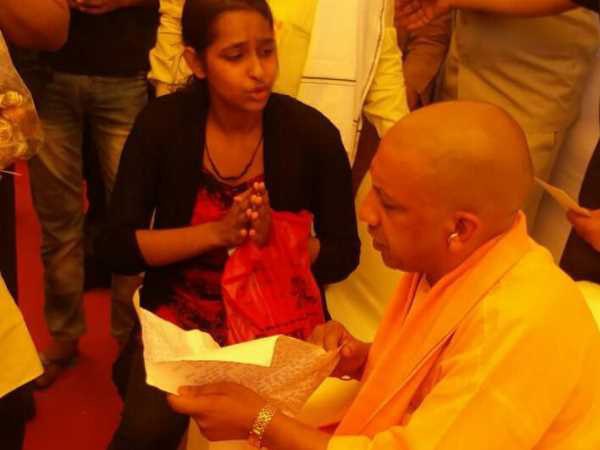 girl asks for help from CM Yogi Aditiyanath girl asks for help from CM Yogi Aditiyanath
