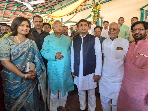 अखिलेश और डिंपल हुए शामिल