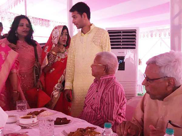 लालू ने बहू-बेटे को दिया हर हर महादेव का आशीर्वाद