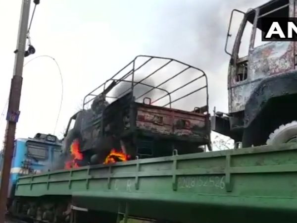 बैतूल: मालगाड़ी में लगी आग, सेना के 4 ट्रक जलकर हुए खाक बैतूल: मालगाड़ी में लगी आग, सेना के 4 ट्रक जलकर हुए खाक