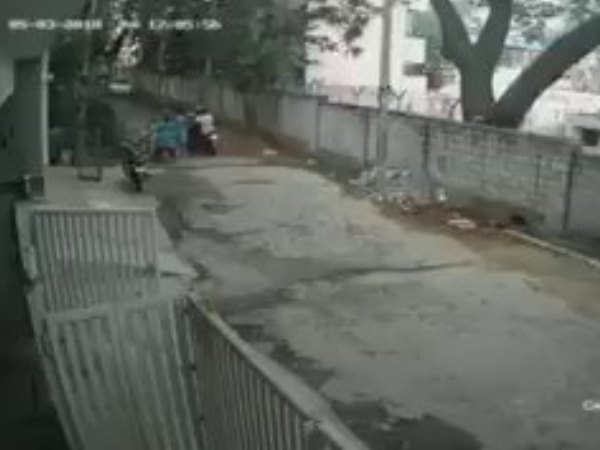 बदमाशों ने की महिला से बदसलूकी