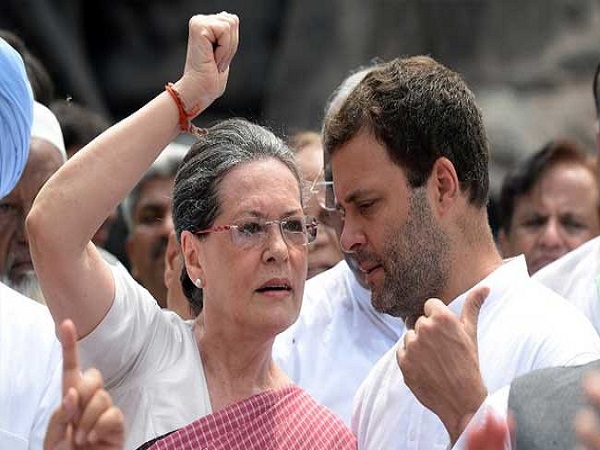 सोनिया गांधी ने मायावती को गले लगाया