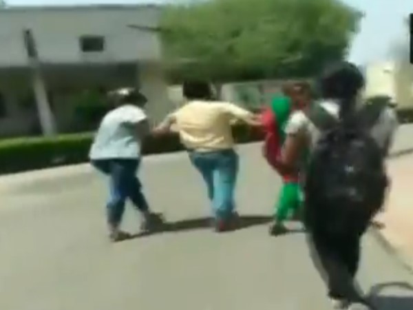 छात्राओं ने की प्रोफेसर की धुनाई