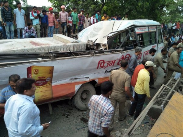 वाराणसी में निर्माणाधीन फ्लाईओवर का हिस्सा गिरा, 12 की मौत वाराणसी में निर्माणाधीन फ्लाईओवर का हिस्सा गिरा, 12 की मौत