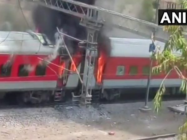 ग्वालियर में आंधप्रदेश सुपरफास्ट एक्सप्रेस में लगी भीषण आग, दिल्ली से विशाखापट्टनम जा रही थी ट्रेन ग्वालियर में आंधप्रदेश सुपरफास्ट एक्सप्रेस में लगी भीषण आग, दिल्ली से विशाखापट्टनम जा रही थी ट्रेन