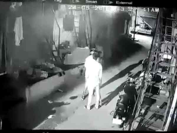 Crooks fired a house of woman in Pune, incident caught on CCTV Crooks fired a house of woman in Pune, incident caught on CCTV