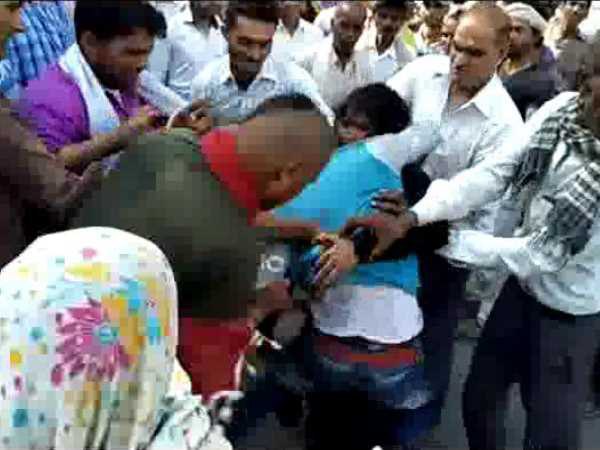 A love couple beaten by husband on highway in Agra A love couple beaten by husband on highway in Agra