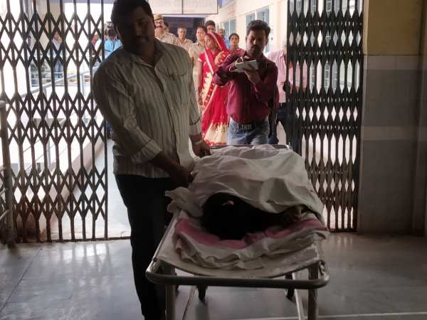 परिवार नोएडा में रहता है