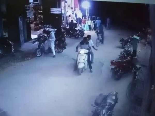 Engineer theft bikes in Varanasi, CCTV footage Engineer theft bikes in Varanasi, CCTV footage