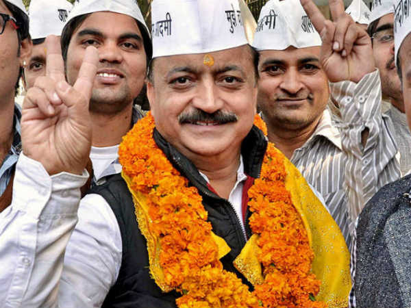 AAP विधायक राजेश ऋषि के घर पर फायरिंग, CCTV में कैद हुई वारदात AAP विधायक राजेश ऋषि के घर पर फायरिंग, CCTV में कैद हुई वारदात