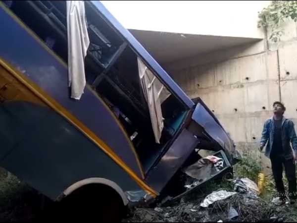A bus collides with divider on yamuna expressway in mathura A bus collides with divider on yamuna expressway in mathura