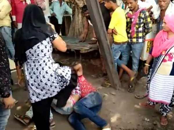 A man beaten by son wife and daughter in Agra A man beaten by son wife and daughter in Agra
