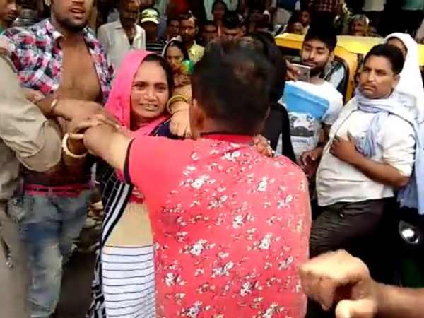 A man beaten by son wife and daughter in Agra A man beaten by son wife and daughter in Agra