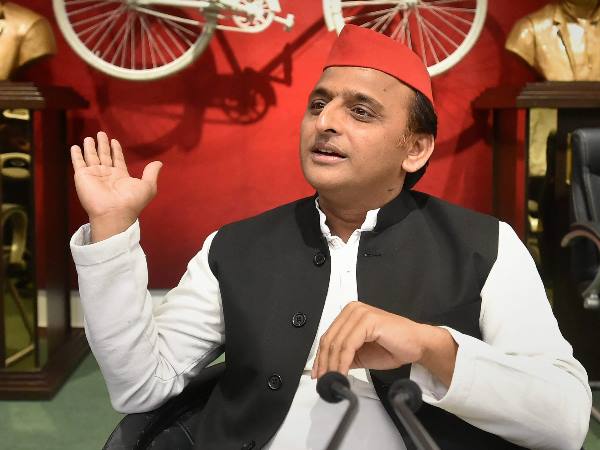 लगातार सवाल उठा रहे हैं अखिलेश