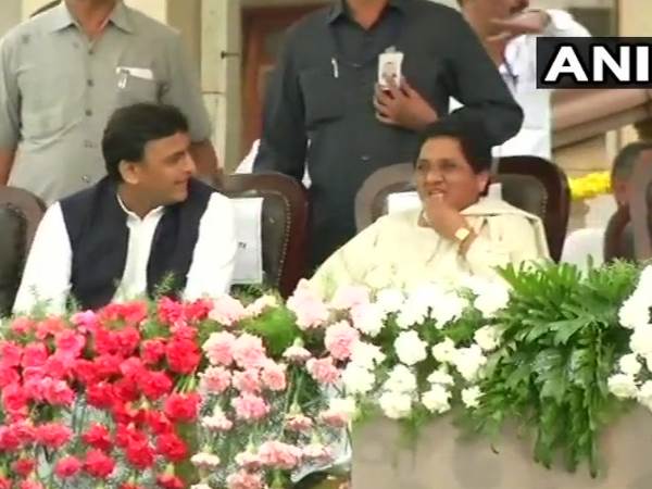 पहली बार अखिलेश-मायावती ने साझा किया मंच