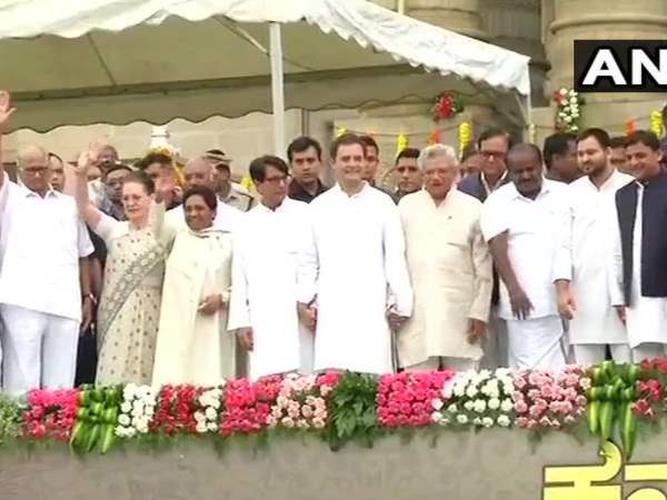 मंच पर दिखी विपक्षी एकता की तस्वीर