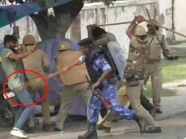 Hindu groups protested outside Aligarh Muslim University Hindu groups protested outside Aligarh Muslim University