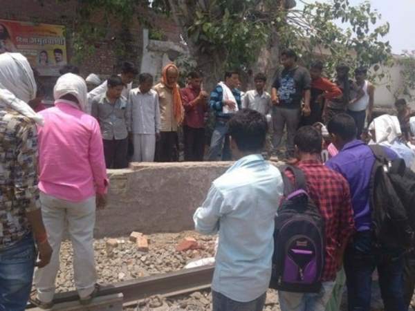ट्रैक पर आते ही आ गई ट्रेन