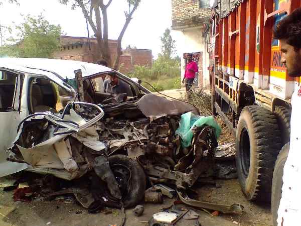 Lok Sabha Speaker Sumitra Mahajans Relatives died in Road accident in Khargone Lok Sabha Speaker Sumitra Mahajans Relatives died in Road accident in Khargone