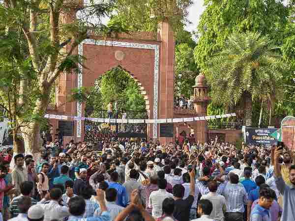 अब एएमयू के संस्थापक सर सैयद अहमद खां की तस्वीर गायब अब एएमयू के संस्थापक सर सैयद अहमद खां की तस्वीर गायब