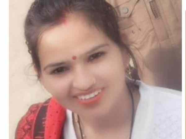 Police sized the dead body of woman from pyre in Raebareli Police sized the dead body of woman from pyre in Raebareli
