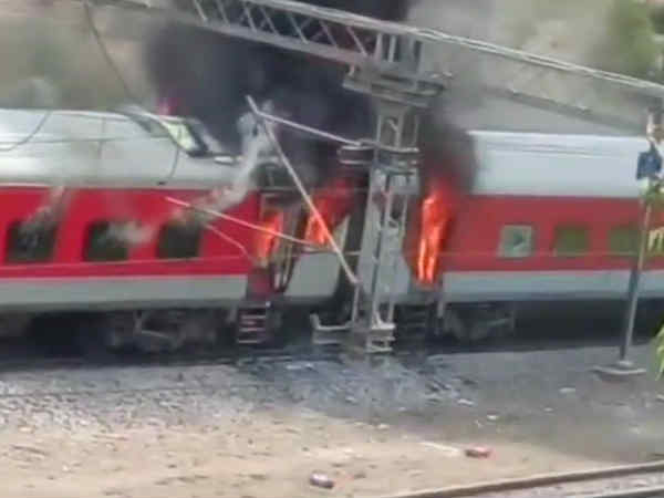 आंध्र प्रदेश AC एक्सप्रेस आग हादसा: ट्रेनिंग से लौट रहे 37 डिप्टी कलेक्टर बाल-बाल बचे आंध्र प्रदेश AC एक्सप्रेस आग हादसा: ट्रेनिंग से लौट रहे 37 डिप्टी कलेक्टर बाल-बाल बचे