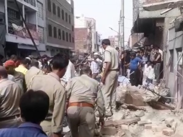 उत्तर प्रदेश: आगरा में निर्माणाधीन छत गिरने से 3 की मौत उत्तर प्रदेश: आगरा में निर्माणाधीन छत गिरने से 3 की मौत