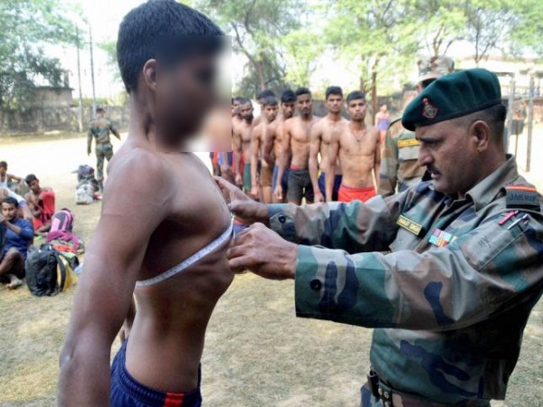 शरीर की लंबाई को ज्यादा करने के लिए सिर को पत्थर मार कर फोड़ लिया
